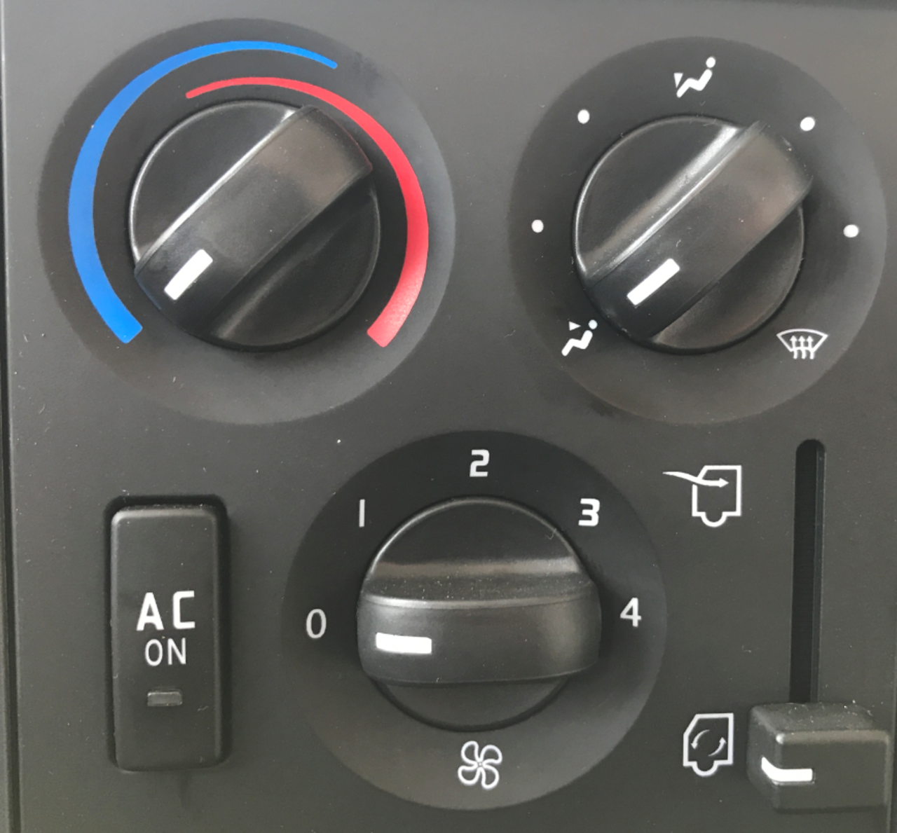 【Air conditioner】Comfortable air conditioner: Branded air conditioner and its multi-outlet air supply system provides driver and passengers with the ultimate comfort.