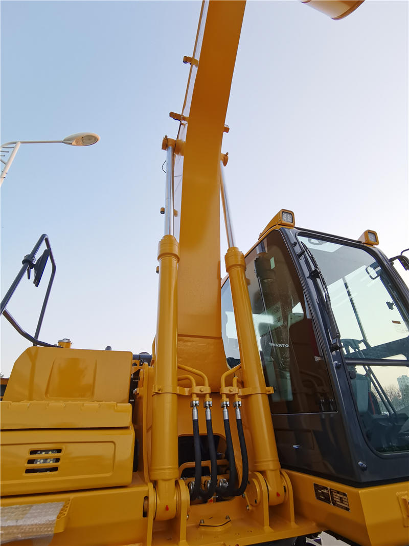 山推SE220挖掘机优化结构工作装置