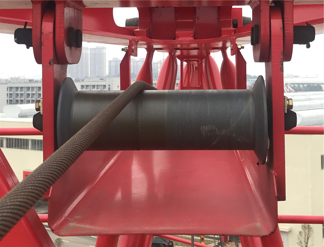 【User-friendly design】Counterweight guardrail: The installation and maintenance under short jib length working condition is safer.Grease baffle: The wire rope system is designed with the grease baffle, preventing grease splashing and improving the reliability.Safety armrest: The jib armrest is provided, ensuring safer maintenance.