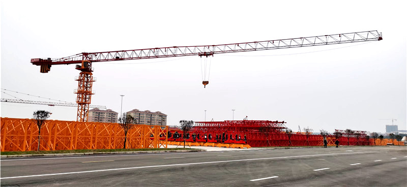 【Overall parameters】1.The crane has an independent height of 60m with a 70m jib in full configuration. It can load 12t at maximum and 2.1t at tip. 
2.The rated lifting moment equals 2500kN·m, and its maximum reaches 2803 kN·m. The machine has been verified by 8000 reliability cycling tests, pioneering industry standard.