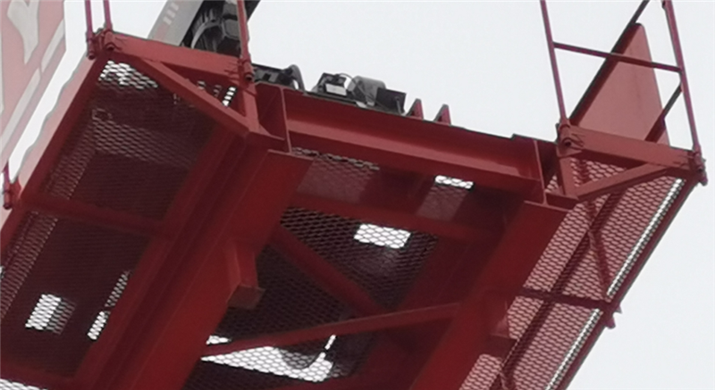 【Quick assembled structure】The upper support, counter jib and climbing frame platform are all designed with the quick assembly mechanism, greatly improving the assembly and disassembly efficiency.The counter jib and tower head are connected by the bolts clamping the pins, without using hammers.The lower chords, which are located between jib sections, are connected by dowel pins and bolts, requiring less hours and labor cost.