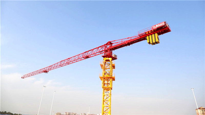 【Overall parameters】1.The crane has an independent height of 60m with a 70m jib in full configuration. It can load 12t at maximum and 2.1t at tip. 
2.The rated lifting moment equals 2500kN·m, and its maximum reaches 2803 kN·m. The machine has been verified by 8000 reliability cycling tests, pioneering industry standard.