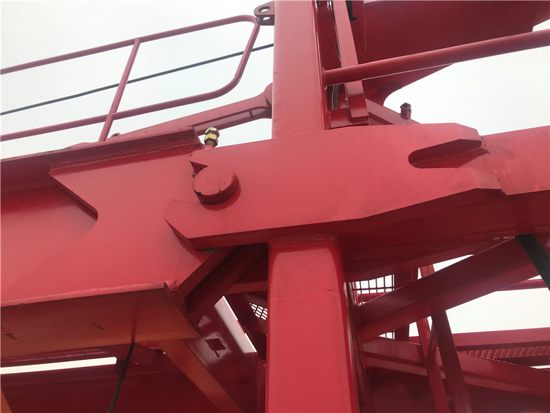 【Quick assembled structure】The upper support, counter jib and climbing frame platform are all designed with the quick assembly mechanism, greatly improving the assembly and disassembly efficiency.The counter jib and tower head are connected by the bolts clamping the pins, without using hammers.The lower chords, which are located between jib sections, are connected by dowel pins and bolts, requiring less hours and labor cost.