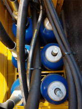 【蓄能器】1.SH518LC-9节能（或蓄能）挖掘机的节油原理：工作装置快速下落中的压力回收入节能模块，在挖掘过程中，动臂提升所使用的压力由节能模块储蓄的能量+泵、马达加力后输送给动臂油缸；
2.在此过程中经电控调节，主泵仅单泵辅助供应动臂油缸流量，另一泵的流量主供应回转；
3.发动机不再需要增大喷射量来为主泵提供大扭矩输出，既节省了燃油的喷射量，又增加了其他工作装置的流量分配，使得工作效率更高，燃油经济性更优的节能特性；
4.并配备监控面板一键切换（节能模式与普通模式），适用不同工况的作业需求；
5.一键切换功能：节能装置为模块化装置，在不改变车体本身结构与功能的前提下，以类似于附加装置的形式存在，可适用于不同工况的不同作业模式要求。