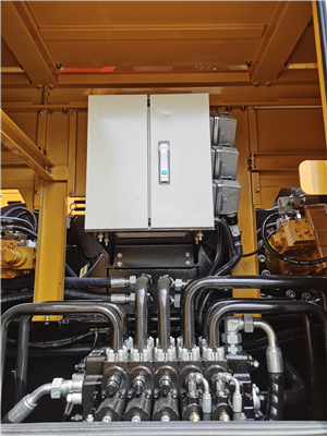 【Integrated electric control cabinet】The built-in electric cabinet is integrated with fuse box, controller, data recorder, etc., making maintenance easier.