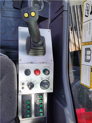 【User-friendly design】The adjustable travel lever, pedals, USB interface, cigarette lighter, cup holder, etc. realize more comfortable operations.