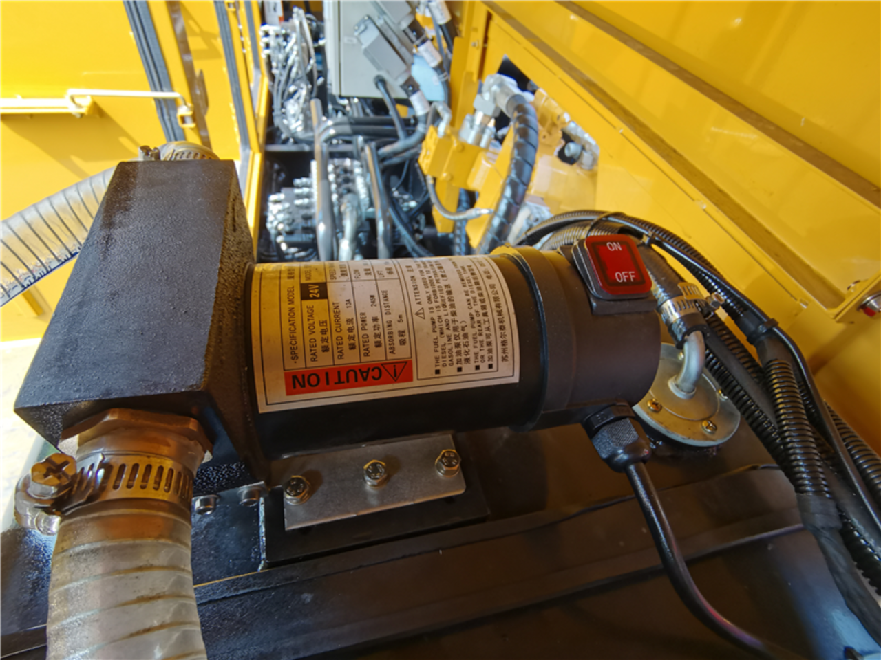 【Refueling】400 L large fuel tank and standard refueling pump are designed for the crane.