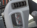 【大型冷暖空調/前置儀表盤】KX155所配備大型冷暖空調的出風口多達6個，無論是在炎熱的夏天，還是在寒冷的冬天，機主都可以獲得良好的駕駛室內環境。