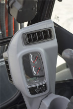 【大型冷暖空调/前置仪表盘】KX155所配备大型冷暖空调的出风口多达6个，无论是在炎热的夏天，还是在寒冷的冬天，机主都可以获得良好的驾驶室内环境。