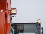 【照明灯】大臂及驾驶室上方配备两个照明灯，保证机主在光线较差的工况中也能正常进行施工。