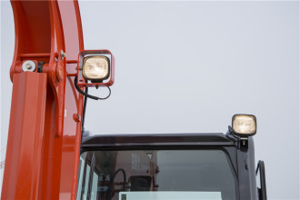 【照明灯】大臂及驾驶室上方配备两个照明灯，保证机主在光线较差的工况中也能正常进行施工。