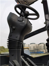 【方向柱】采用可调节式方向柱，可由操作手自行前后调节至舒适的位置，操作轻松便利。