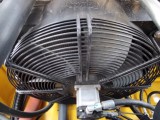 【散熱係統】采用獨立的智能散熱技術：根據發動機水溫、氣溫和液壓油溫，實時調節風扇轉速，實現智能散熱，節能降噪。