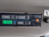 【音響係統】音響係統位於駕駛室內，由主機，喇叭，天線組成，主機包含數字調諧收音、USB-MP3、時鍾、電子音量調節。