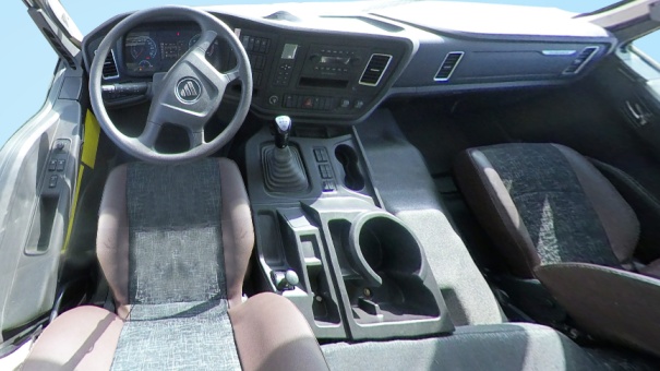 【下車駕駛室】歐曼新ETX駕駛室，配CD音響，可調式座椅、方向盤，大視野後視鏡，標配暖風和單冷空調，電動窗。