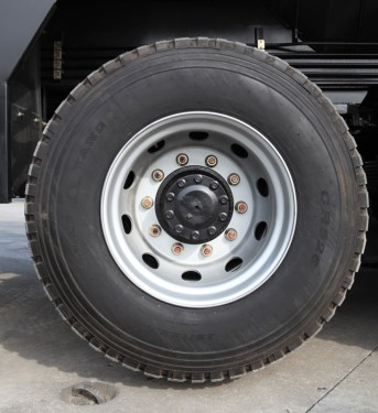 【輪胎】標配12R22.5真空鋼絲胎，承載力強，經久耐用。