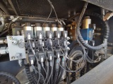 【閥塊】所有液壓油缸控製係統采用集中閥塊設計，設置於機身一側，觸手可及，方便檢測。