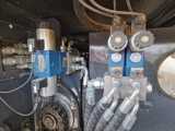 【閥塊】所有液壓油缸控製係統采用集中閥塊設計，設置於機身一側，觸手可及，方便檢測。