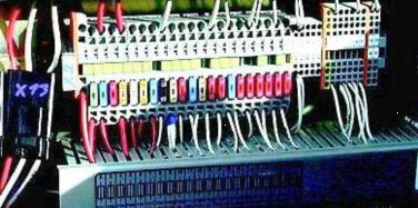 【电气系统】1.电器系统采用中央集中接线方式，每根电线都采用航空级的护套保护，系统可靠性强；
2.所有线和保险丝有数字编号，故障排除极其方便。