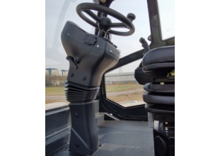 【方向柱】采用可调节式方向柱，可由操作手自行前后调节至舒适的位置，操作轻松便利。
