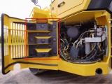 【开盖】发动机舱标配隔音棉，有效降低施工噪音。