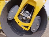 【振动钢轮】1.BW203AD-4 采用一次卷板成型的焊接钢轮，焊缝质量可靠；
2.钢轮厚度27mm，同类产品中钢轮厚度最大，使用寿命最长；3.钢轮边缘倒角设计可适合不同材料的压实；4.BW203AD-4 整个振动钢轮与车架连接采用四块特殊形状的球磨铸铁材料，既增加了减震性能，又增加了减震块的使用寿命，同时开阔驾驶员的安全视野，提高操作舒适度；5.钢轮前后有双刮板，可及时清除附着在钢轮表面的粘结材料。