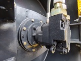 【液壓係統】1.整機采用德國製造的液壓零件，如：Bosch Rexroth和Sauer Danfoss；
2.係統采用15 µm 網孔的微型過濾器，確保液壓係統堅固和耐用，具有2000小時超長服務壽命；3.液壓管經過正確的導向和保護， 防止可能的損壞；4.高效的冷卻係統中，增加了增壓空氣散熱器；
5.采用高位進氣，低位排氣後，散熱差可達到80度。