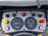 【操作台】1.宽敞的操作平台、配备了灵活的小方向盘和实时工况显示表，卓越的舒适感适合长时间使用；
2.标准的双行走操纵杆可控制振动开关；
3.对钢轮边缘的良好视野带来更好的安全性和更好的表面质量；
4.所有按钮式开关均采用不会磨损的磁性开关；
5.按钮、开关和表盘位置安排合理，一目了然，便于使用；6.实时工况显示表：仪表台上的标识符采用国际标准标识符，符号表意明确，直观的仪表盘上所有功能集中，方便使用，无需培训；7.IVC智能振动控制开关：*IVC 
车速< -0,5km/h时振动启动 (倒车)
车速在-0,5km/h到0,5km/h之间时振动关闭
车速> 0,5km/h 时振动启动8.ECONOMIZER压实测量系统：实时显示压实进程，可提升压实效率和质量，避免压实度不够或过压的问题，降低施工成本。