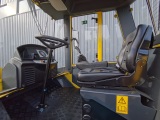 【可调节座椅】驾驶室宽敞，明亮，噪音低，配备了符合人机学原理的偏置方向盘和可多角度调整的座椅。