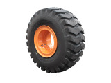 【18層級大輪胎】標配23.5-25-18PR寬基斜交大輪胎。