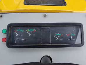 【操纵控制台】操纵控制位于司机座椅右侧，由行走操纵手柄、油门组成，操纵轻便。