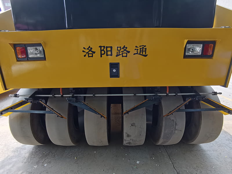 洛陽路通 LTP30H 全液壓輪胎壓路機