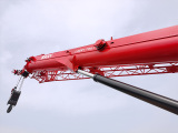 【超长超强主臂】1、主臂44.5米行业更长，采用高强钢板截面加大加强；
2、加粗油缸快伸工况最大额载吊重25吨。