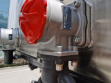 【液壓油箱】不鏽鋼的液壓油箱，平整美觀，並配備優質國產進、回油過濾器。