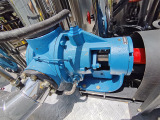 【瀝青泵】專用高粘度大排量瀝青保溫泵，確保向瀝青噴灑係統提供一定壓力、額定流量、溫度的瀝青，保證瀝青噴灑效果達到施工要求。