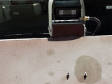 【監控係統】施工過程中通過車輛的加裝兩個攝像頭和駕駛室內顯示屏實時觀察施工效果以及料倉內石料情況。