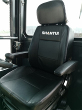 【高档悬浮减震座椅】高档悬浮减震座椅，配有左右扶手、靠枕、安全带，驾乘舒适安全性高。