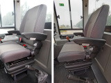 【座椅】减震座椅多方向无级调节，驾驶员可以调整到舒适的位置，特有的靠背外形紧贴背部，长期驾驶不疲劳。