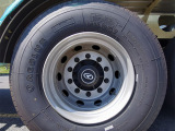 【轮胎】1.钢轮——更可靠，更耐用，可选装铝合金车轮；
2.12R22.5真空胎——重量轻，可选各大品牌轮胎。