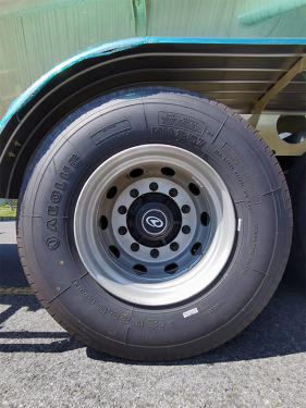 【輪胎】1.鋼輪——更可靠，更耐用，可選裝鋁合金車輪；
2.12R22.5真空胎——重量輕，可選各大品牌輪胎。