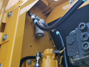 【智能液压系统】1.约翰迪尔智能液压控制系统（JD-IHC），川崎最新系列泵，根据迪尔设计定制
（1）泵输出效率提高，更适合在高强度作业；
（2）全新的主泵和主阀，复合动作更流畅。
2.行业独家的高效模式
（1）在轻载L，节油E，标准S功率模式之外的高效模式H可以将泵流量提升20%以上；
（2）动臂优先装车模式；
（3）通过激活90/180度按钮，可以自动匹配动臂和回转流量分配，提高装车效率。
