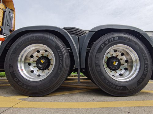 【轮胎】1.轮胎选用12真空胎，四条花纹直沟设计，对高速行驶下的导向性、排水性更优，使转向更安全、可靠；
2.配用铝合金钢圈，更加符合当前轻量化的大趋势。