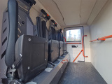 【独立乘员室】准乘4人，配备冷暖空调、专业消防座椅、智能对讲系统。适合消防作战编组集中投送。