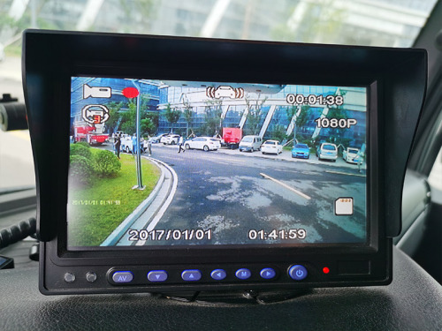 【行車監控係統】配置導航、倒車影像、倒車雷達、行車記錄儀等行車監控係統，提高車輛行車安全。