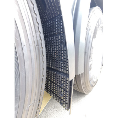 【挡泥板】前轮挡泥板使用满足法规要求的防飞溅内衬结构，可以有效避免泥泞路面积泥现象。