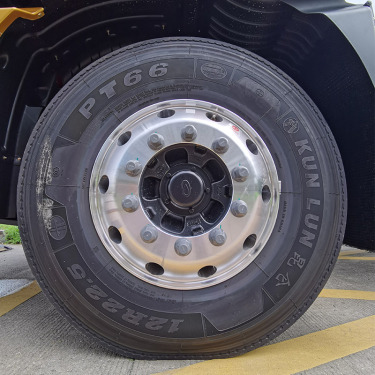 【轮胎】1.轮胎选用12真空胎，四条花纹直沟设计，对高速行驶下的导向性、排水性更优，使转向更安全、可靠；
2.配用铝合金钢圈，更加符合当前轻量化的大趋势。