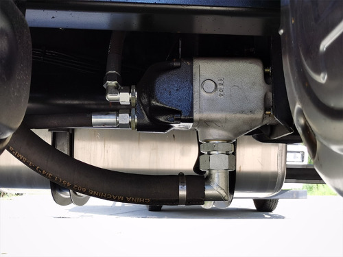 【雙聯液壓泵】動力源使用的是雙聯液壓泵，實現複合動作效果好，工作效率高。