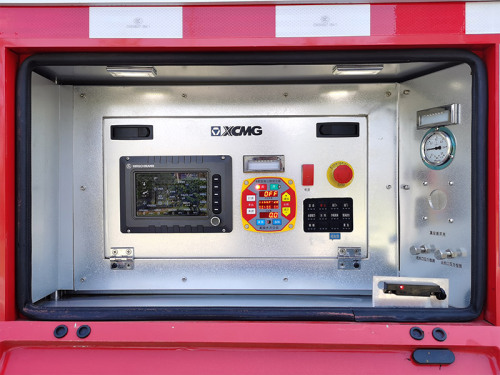 【消防係統操作台】通過按鈕實現對消防係統的控製，配置7寸彩色顯示屏，動態現實車輛消防係統，救援安全可靠。