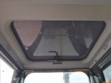 【天窗】標配鋼製天窗。選配透明的聚碳酸酯天窗，能增加駕駛員視野。