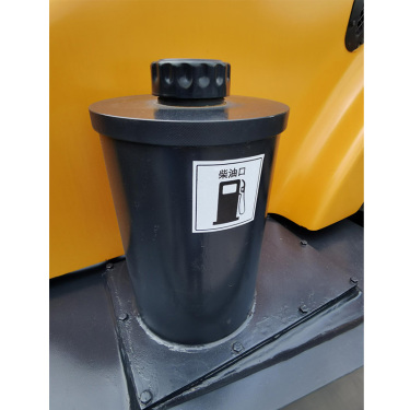 【燃油箱及加油罐】後置式燃油箱配備溢流加油罐，可在加油過程中有效過濾燃油，並可在加滿油後有效溢流，防止過加油。